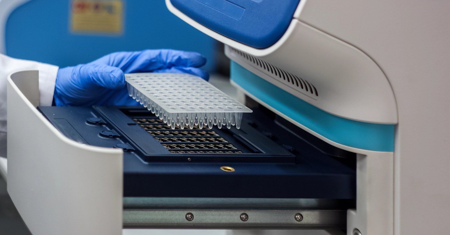 PCR-Test – PCR-Test-Diagnostiken beim Menschen - Wissenschaftler oder Forscher oder Doktorand geben DNA-Proben in PCR ein