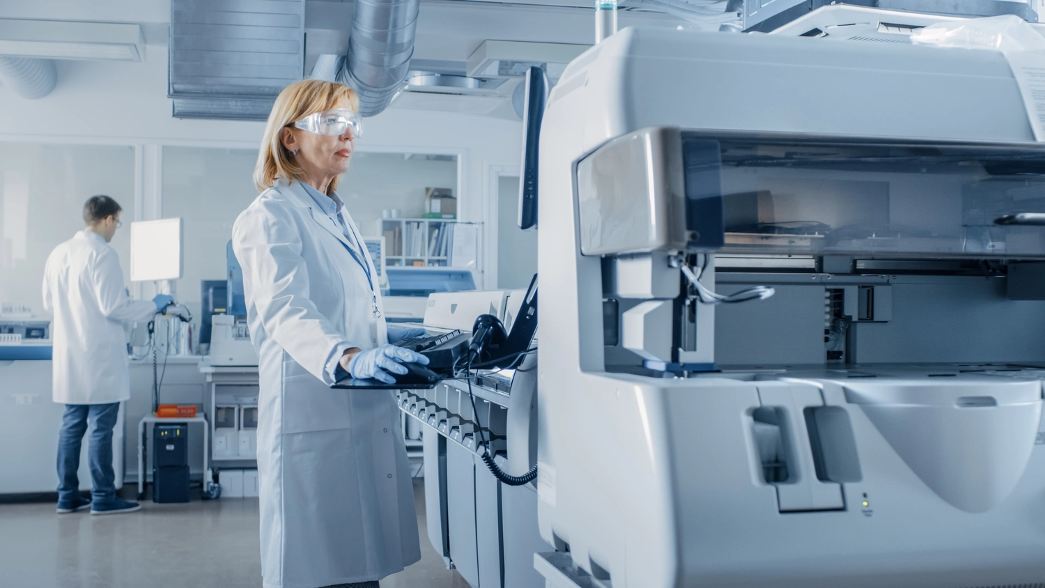 PCR-Test – Laboranalytik-Dienstleister – Wissenschaftlerinnen-Programme – Medizinische Geräte mit PC.