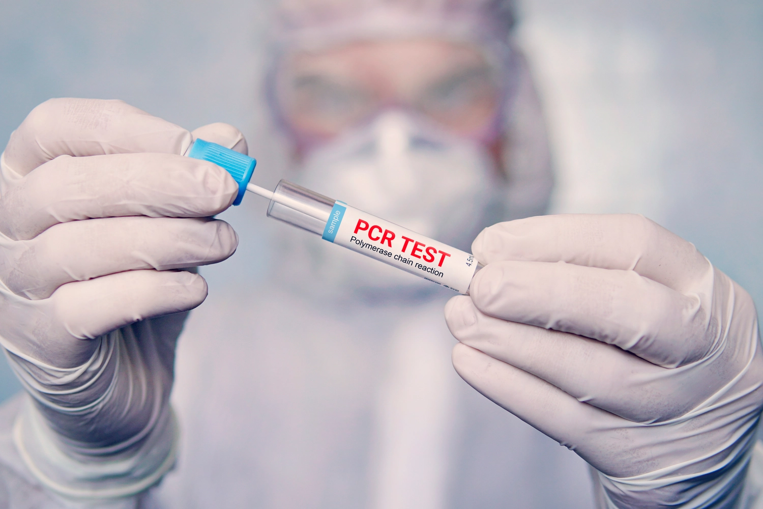 PCR-Test – Laboranalytik-Dienstleister – Eine Analytikerin nutzt einen Computer und ein Dashboard für Geschäftsdatenanalysen und ein Datenmanagementsystem.