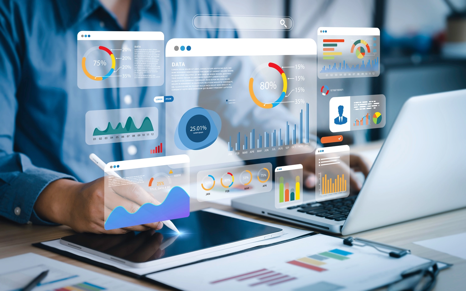 PCR-Test – Laboranalytik-Dienstleister – Eine Analystin nutzt einen Computer und ein Dashboard für die Datenanalyse und das Datenmanagementsystem.
